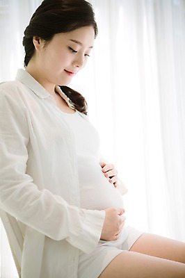 포토 JPG 스튜디오촬영 여자 엄마 실내 사랑 한명 앉기 상반신 옆모습 30대 희망 임산부 한국인 보호 준비 설레임 성인여자만 성인여자한명만 장년여자한명만 국내포토 1 감정 뷰포인트 컨셉 가족 모션 사람 동양인 내부 장년 임신 여자만 여자한명만 장년여자만 성인만 파일형식