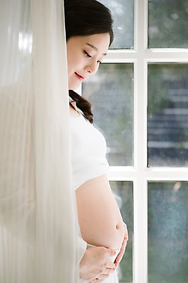 포토 JPG 스튜디오촬영 여자 엄마 실내 사랑 한명 서기 미소 상반신 옆모습 30대 희망 임산부 한국인 커튼 보호 준비 설레임 성인여자만 성인여자한명만 장년여자한명만 국내포토 1 감정 뷰포인트 컨셉 가족 모션 표정 사람 동양인 내부 장년 임신 여자만 여자한명만 장년여자만 성인만 파일형식