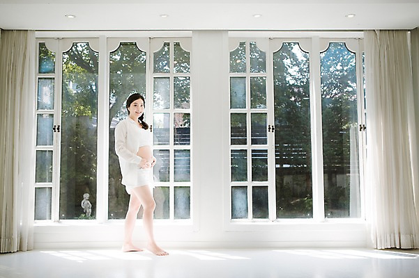 포토 JPG 스튜디오촬영 전신 여자 엄마 실내 사랑 한명 서기 미소 앞모습 30대 희망 임산부 한국인 보호 창가 준비 설레임 성인여자만 성인여자한명만 장년여자한명만 국내포토 1 감정 뷰포인트 컨셉 창문 가족 모션 표정 사람 동양인 내부 장년 임신 여자만 여자한명만 장년여자만 성인만 파일형식