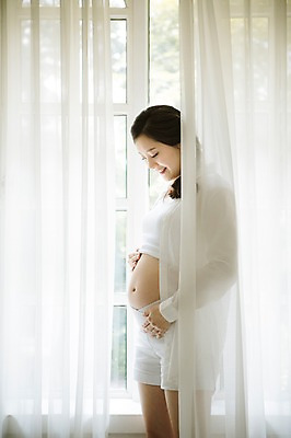 포토 JPG 스튜디오촬영 여자 엄마 실내 사랑 한명 서기 미소 상반신 옆모습 30대 희망 임산부 한국인 커튼 보호 준비 설레임 성인여자만 성인여자한명만 장년여자한명만 국내포토 1 감정 뷰포인트 컨셉 가족 모션 표정 사람 동양인 내부 장년 임신 여자만 여자한명만 장년여자만 성인만 파일형식