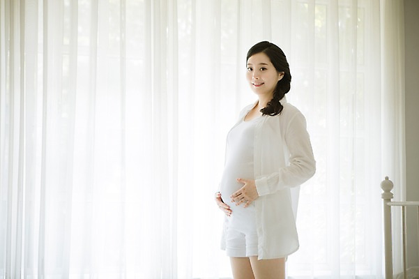 포토 JPG 스튜디오촬영 여자 엄마 실내 사랑 한명 서기 미소 상반신 옆모습 30대 희망 임산부 한국인 보호 준비 설레임 성인여자만 성인여자한명만 장년여자한명만 국내포토 1 감정 뷰포인트 컨셉 가족 모션 표정 사람 동양인 내부 장년 임신 여자만 여자한명만 장년여자만 성인만 파일형식