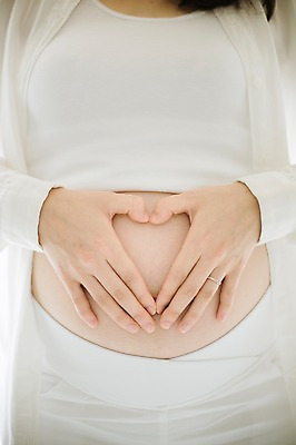 포토 JPG 스튜디오촬영 여자 엄마 실내 사랑 한명 서기 상반신 앞모습 30대 희망 임산부 한국인 보호 준비 설레임 손하트 성인여자만 성인여자한명만 장년여자한명만 국내포토 1 감정 뷰포인트 컨셉 가족 모션 사람 동양인 손짓 내부 장년 임신 여자만 여자한명만 장년여자만 성인만 파일형식