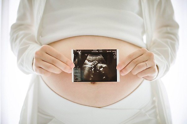 포토 JPG 스튜디오촬영 여자 엄마 실내 사랑 한명 서기 들기 상반신 앞모습 30대 희망 임산부 한국인 보호 준비 설레임 초음파사진 성인여자만 성인여자한명만 장년여자한명만 국내포토 1 감정 뷰포인트 컨셉 가족 모션 사람 동양인 내부 장년 임신 여자만 여자한명만 장년여자만 성인만 파일형식