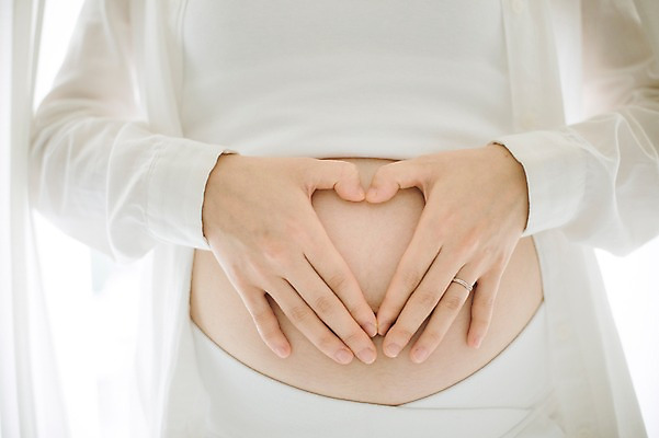 포토 JPG 스튜디오촬영 여자 엄마 실내 사랑 한명 서기 상반신 앞모습 30대 희망 임산부 한국인 보호 준비 설레임 손하트 복부 성인여자만 성인여자한명만 장년여자한명만 국내포토 1 감정 뷰포인트 컨셉 가족 모션 사람 동양인 손짓 내부 신체부위 장년 임신 여자만 여자한명만 장년여자만 성인만 파일형식