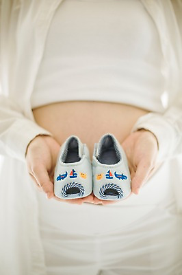 포토 JPG 스튜디오촬영 여자 엄마 실내 사랑 한명 서기 들기 상반신 앞모습 30대 희망 임산부 한국인 보호 준비 아기신발 설레임 복부 성인여자만 성인여자한명만 장년여자한명만 국내포토 1 감정 뷰포인트 신발 컨셉 가족 모션 사람 동양인 내부 신체부위 장년 임신 아기용품 여자만 여자한명만 장년여자만 성인만 파일형식