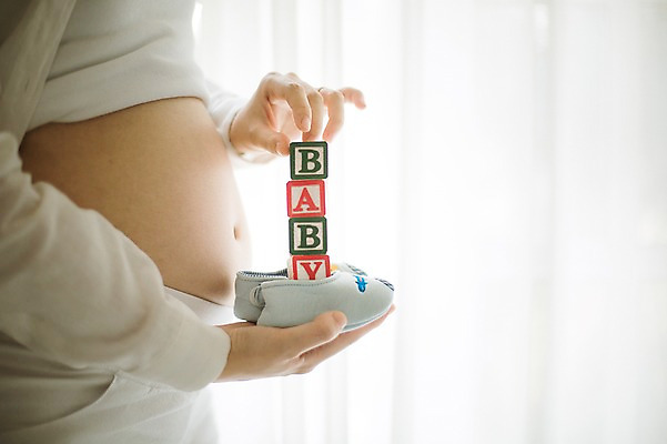 포토 JPG 스튜디오촬영 여자 엄마 실내 사랑 한명 서기 들기 상반신 옆모습 30대 희망 임산부 한국인 보호 준비 아기신발 설레임 복부 성인여자만 성인여자한명만 장년여자한명만 국내포토 1 감정 뷰포인트 신발 컨셉 가족 모션 사람 동양인 내부 신체부위 장년 임신 아기용품 여자만 여자한명만 장년여자만 성인만 파일형식