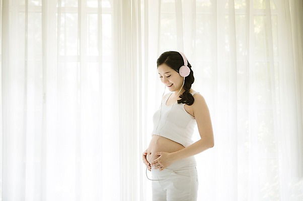 포토 JPG 스튜디오촬영 여자 음악 엄마 실내 사랑 한명 서기 미소 상반신 옆모습 30대 희망 임산부 듣기 한국인 보호 준비 설레임 태교음악 성인여자만 성인여자한명만 장년여자한명만 국내포토 1 감정 뷰포인트 컨셉 가족 모션 문화예술 표정 사람 동양인 내부 장년 임신 태교 여자만 여자한명만 장년여자만 성인만 파일형식