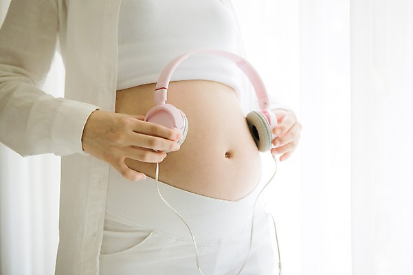 포토 JPG 스튜디오촬영 여자 엄마 실내 사랑 한명 서기 들기 상반신 앞모습 30대 헤드셋 희망 임산부 한국인 보호 준비 설레임 태교음악 복부 성인여자만 성인여자한명만 장년여자한명만 국내포토 1 감정 음악 뷰포인트 음향기기 컨셉 가족 모션 사람 동양인 내부 신체부위 장년 헤드폰 임신 태교 여자만 여자한명만 장년여자만 성인만 파일형식