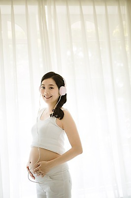 포토 JPG 스튜디오촬영 여자 엄마 실내 사랑 한명 서기 상반신 옆모습 30대 헤드셋 희망 임산부 한국인 보호 준비 태교 설레임 태교음악 성인여자만 성인여자한명만 장년여자한명만 국내포토 1 감정 음악 뷰포인트 음향기기 컨셉 가족 모션 사람 동양인 내부 장년 헤드폰 임신 여자만 여자한명만 장년여자만 성인만 파일형식