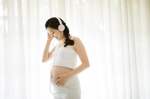 포토 JPG 스튜디오촬영 여자 엄마 실내 사랑 한명 서기 미소 상반신 옆모습 30대 헤드셋 희망 임산부 한국인 보호 준비 태교 설레임 태교음악 성인여자만 성인여자한명만 장년여자한명만 국내포토 1 감정 음악 뷰포인트 음향기기 컨셉 가족 모션 표정 사람 동양인 내부 장년 헤드폰 임신 여자만 여자한명만 장년여자만 성인만 파일형식