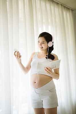 포토 JPG 스튜디오촬영 여자 엄마 실내 사랑 한명 서기 미소 상반신 앞모습 30대 헤드셋 희망 임산부 한국인 음반 보호 준비 태교 설레임 태교음악 성인여자만 성인여자한명만 장년여자한명만 국내포토 1 감정 음악 뷰포인트 음향기기 컨셉 가족 모션 표정 사람 동양인 내부 장년 헤드폰 임신 여자만 여자한명만 장년여자만 성인만 파일형식