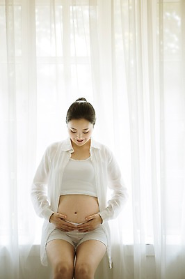 포토 JPG 스튜디오촬영 여자 엄마 실내 사랑 한명 앉기 상반신 앞모습 30대 희망 임산부 한국인 보호 창가 준비 설레임 감싸기 성인여자만 성인여자한명만 장년여자한명만 국내포토 1 감정 뷰포인트 컨셉 창문 가족 모션 사람 동양인 내부 장년 임신 여자만 여자한명만 장년여자만 성인만 파일형식