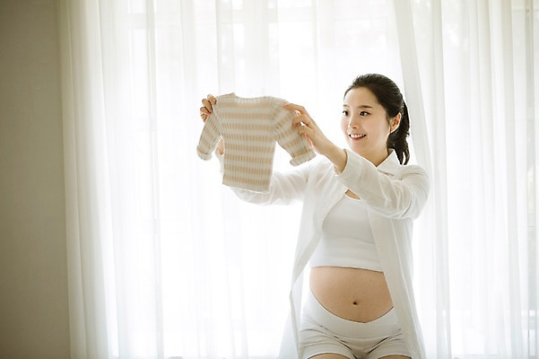 포토 JPG 스튜디오촬영 여자 엄마 실내 사랑 한명 들기 앉기 상반신 앞모습 30대 희망 임산부 한국인 보호 창가 준비 유아복 설레임 성인여자만 성인여자한명만 장년여자한명만 국내포토 1 옷 감정 뷰포인트 컨셉 창문 가족 모션 사람 동양인 내부 장년 임신 아기용품 여자만 여자한명만 장년여자만 성인만 파일형식