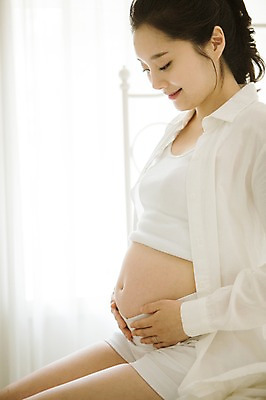 포토 JPG 스튜디오촬영 여자 엄마 실내 사랑 한명 미소 앉기 상반신 옆모습 30대 희망 임산부 한국인 보호 준비 설레임 감싸기 성인여자만 성인여자한명만 장년여자한명만 국내포토 1 감정 뷰포인트 컨셉 가족 모션 표정 사람 동양인 내부 장년 임신 여자만 여자한명만 장년여자만 성인만 파일형식