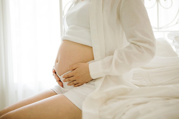 포토 JPG 스튜디오촬영 여자 엄마 실내 사랑 한명 앉기 상반신 옆모습 30대 희망 임산부 한국인 침대 보호 준비 설레임 감싸기 복부 성인여자만 성인여자한명만 장년여자한명만 국내포토 1 감정 뷰포인트 가구 컨셉 가족 모션 사람 동양인 내부 신체부위 장년 임신 여자만 여자한명만 장년여자만 성인만 파일형식