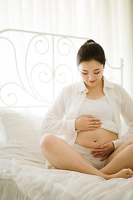 포토 JPG 스튜디오촬영 전신 여자 엄마 실내 사랑 한명 미소 앉기 앞모습 30대 희망 임산부 한국인 침대 보호 준비 설레임 감싸기 성인여자만 성인여자한명만 장년여자한명만 국내포토 1 감정 뷰포인트 가구 컨셉 가족 모션 표정 사람 동양인 내부 장년 임신 여자만 여자한명만 장년여자만 성인만 파일형식