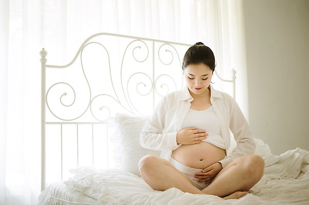 포토 JPG 스튜디오촬영 전신 여자 엄마 실내 사랑 한명 미소 앉기 앞모습 30대 희망 임산부 한국인 침대 보호 준비 설레임 감싸기 성인여자만 성인여자한명만 장년여자한명만 국내포토 1 감정 뷰포인트 가구 컨셉 가족 모션 표정 사람 동양인 내부 장년 임신 여자만 여자한명만 장년여자만 성인만 파일형식