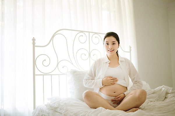 포토 JPG 스튜디오촬영 전신 여자 엄마 실내 사랑 한명 앉기 앞모습 30대 희망 임산부 한국인 침대 보호 준비 설레임 감싸기 성인여자만 성인여자한명만 장년여자한명만 국내포토 1 감정 뷰포인트 가구 컨셉 가족 모션 사람 동양인 내부 장년 임신 여자만 여자한명만 장년여자만 성인만 파일형식