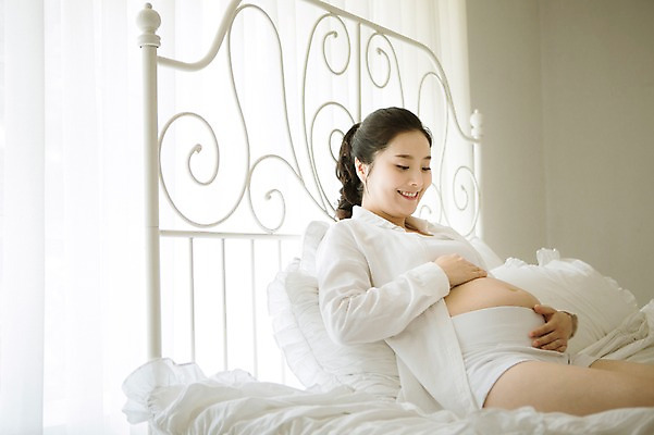 포토 JPG 스튜디오촬영 여자 엄마 실내 사랑 한명 미소 앉기 상반신 옆모습 30대 희망 임산부 한국인 보호 준비 설레임 감싸기 성인여자만 성인여자한명만 장년여자한명만 국내포토 1 감정 뷰포인트 컨셉 가족 모션 표정 사람 동양인 내부 장년 임신 여자만 여자한명만 장년여자만 성인만 파일형식