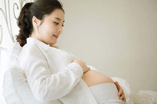 포토 JPG 스튜디오촬영 여자 엄마 실내 사랑 한명 앉기 상반신 옆모습 30대 희망 임산부 한국인 보호 준비 설레임 감싸기 성인여자만 성인여자한명만 장년여자한명만 국내포토 1 감정 뷰포인트 컨셉 가족 모션 사람 동양인 내부 장년 임신 여자만 여자한명만 장년여자만 성인만 파일형식