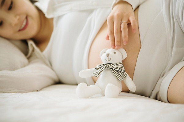 포토 JPG 스튜디오촬영 여자 엄마 실내 사랑 한명 미소 상반신 앞모습 30대 눕기 희망 임산부 곰인형 한국인 보호 준비 설레임 성인여자만 성인여자한명만 장년여자한명만 국내포토 1 감정 인형 뷰포인트 컨셉 가족 모션 표정 사람 동양인 내부 장년 임신 여자만 여자한명만 장년여자만 성인만 파일형식