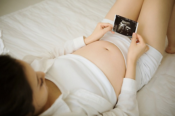 포토 JPG 스튜디오촬영 여자 엄마 실내 사랑 한명 들기 상반신 앞모습 30대 눕기 희망 임산부 한국인 침대 보호 준비 설레임 초음파사진 성인여자만 성인여자한명만 장년여자한명만 국내포토 1 감정 뷰포인트 가구 컨셉 가족 모션 사람 동양인 내부 장년 임신 여자만 여자한명만 장년여자만 성인만 파일형식