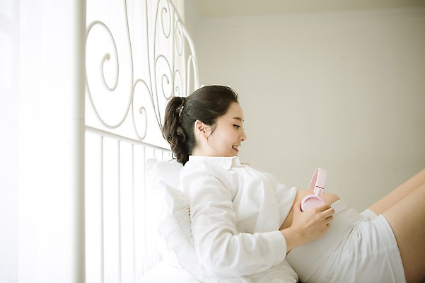 포토 JPG 스튜디오촬영 여자 엄마 실내 사랑 한명 들기 앉기 상반신 옆모습 30대 헤드셋 희망 임산부 한국인 침대 보호 준비 태교 설레임 태교음악 성인여자만 성인여자한명만 장년여자한명만 국내포토 1 감정 음악 뷰포인트 음향기기 가구 컨셉 가족 모션 사람 동양인 내부 장년 헤드폰 임신 여자만 여자한명만 장년여자만 성인만 파일형식