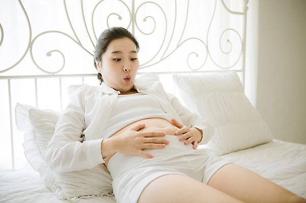 포토 JPG 스튜디오촬영 여자 엄마 실내 사랑 한명 상반신 앞모습 30대 눕기 희망 임산부 한국인 침대 보호 준비 설레임 진통 성인여자만 성인여자한명만 장년여자한명만 국내포토 1 감정 뷰포인트 가구 컨셉 가족 모션 사람 동양인 내부 장년 임신 고통 여자만 여자한명만 장년여자만 성인만 파일형식