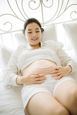 포토 JPG 스튜디오촬영 여자 엄마 실내 사랑 한명 미소 상반신 앞모습 30대 눕기 희망 임산부 한국인 보호 크림 준비 바르기 설레임 성인여자만 성인여자한명만 장년여자한명만 국내포토 1 감정 뷰포인트 컨셉 가족 모션 표정 사람 동양인 내부 장년 임신 여자만 여자한명만 장년여자만 성인만 파일형식