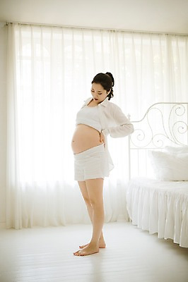 포토 JPG 스튜디오촬영 전신 여자 엄마 실내 한명 서기 옆모습 30대 희망 임산부 고통 한국인 침대 보호 준비 설레임 진통 성인여자만 성인여자한명만 장년여자한명만 국내포토 1 감정 뷰포인트 가구 컨셉 가족 모션 사람 동양인 내부 장년 임신 여자만 여자한명만 장년여자만 성인만 파일형식