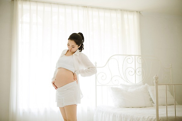 포토 JPG 스튜디오촬영 여자 엄마 실내 한명 서기 상반신 옆모습 30대 희망 임산부 고통 한국인 침대 보호 준비 설레임 진통 성인여자만 성인여자한명만 장년여자한명만 국내포토 1 감정 뷰포인트 가구 컨셉 가족 모션 사람 동양인 내부 장년 임신 여자만 여자한명만 장년여자만 성인만 파일형식