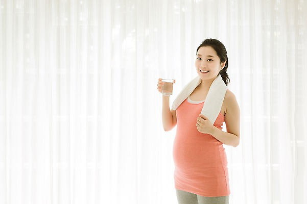 포토 JPG 스튜디오촬영 여자 요가 엄마 실내 한명 서기 들기 상반신 옆모습 30대 수건 운동 희망 임산부 한국인 물컵 준비 설레임 성인여자만 성인여자한명만 장년여자한명만 국내포토 1 웰빙 감정 뷰포인트 가족 모션 건강 사람 동양인 내부 컵 장년 위생용품 임신 여자만 여자한명만 장년여자만 성인만 파일형식