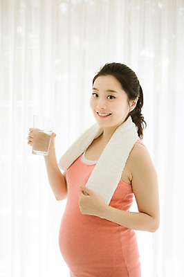 포토 JPG 스튜디오촬영 여자 요가 엄마 실내 한명 서기 미소 들기 상반신 옆모습 30대 수건 운동 희망 임산부 한국인 물컵 준비 설레임 성인여자만 성인여자한명만 장년여자한명만 국내포토 1 웰빙 감정 뷰포인트 가족 모션 표정 건강 사람 동양인 내부 컵 장년 위생용품 임신 여자만 여자한명만 장년여자만 성인만 파일형식