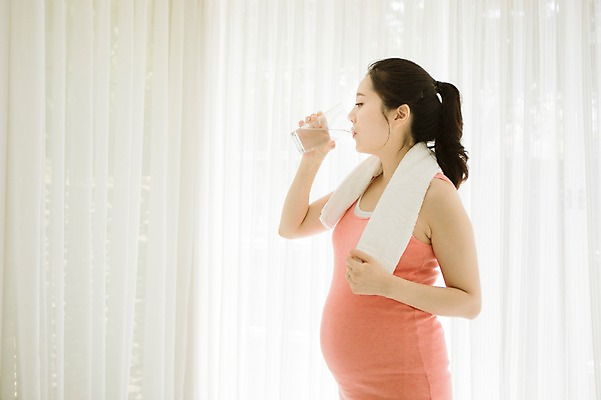 포토 JPG 스튜디오촬영 여자 요가 엄마 실내 한명 서기 상반신 옆모습 30대 수건 운동 희망 임산부 한국인 준비 설레임 물마시기 성인여자만 성인여자한명만 장년여자한명만 국내포토 1 웰빙 감정 뷰포인트 가족 모션 건강 사람 동양인 내부 장년 위생용품 임신 마시기 여자만 여자한명만 장년여자만 성인만 파일형식