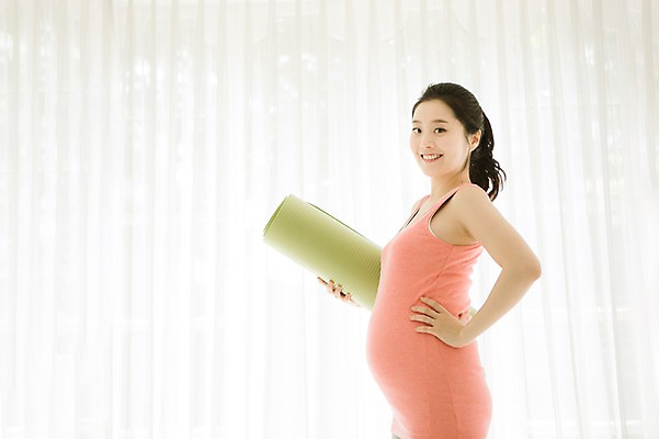 포토 JPG 스튜디오촬영 여자 요가 엄마 실내 한명 서기 옆모습 30대 수건 운동 희망 임산부 한국인 매트 준비 설레임 성인여자만 성인여자한명만 장년여자한명만 국내포토 1 웰빙 감정 뷰포인트 가족 모션 건강 사람 동양인 내부 장년 위생용품 임신 여자만 여자한명만 장년여자만 성인만 파일형식