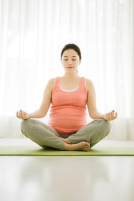 포토 JPG 스튜디오촬영 전신 여자 요가 엄마 실내 한명 앉기 손짓 앞모습 30대 운동 눈감음 희망 고요 임산부 한국인 준비 설레임 성인여자만 성인여자한명만 장년여자한명만 국내포토 1 웰빙 감정 뷰포인트 가족 모션 건강 사람 동양인 내부 장년 임신 여자만 여자한명만 장년여자만 성인만 파일형식