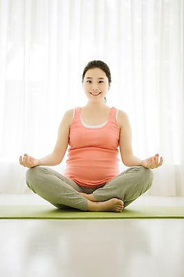 포토 JPG 스튜디오촬영 전신 여자 요가 엄마 실내 한명 미소 앉기 손짓 앞모습 30대 운동 희망 임산부 한국인 준비 설레임 성인여자만 성인여자한명만 장년여자한명만 국내포토 1 웰빙 감정 뷰포인트 가족 모션 표정 건강 사람 동양인 내부 장년 임신 여자만 여자한명만 장년여자만 성인만 파일형식