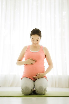 포토 JPG 스튜디오촬영 전신 여자 요가 엄마 실내 사랑 한명 앉기 앞모습 30대 운동 희망 임산부 한국인 준비 설레임 감싸기 성인여자만 성인여자한명만 장년여자한명만 국내포토 1 웰빙 감정 뷰포인트 가족 모션 건강 사람 동양인 내부 장년 임신 여자만 여자한명만 장년여자만 성인만 파일형식