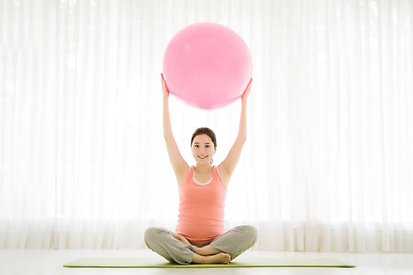 포토 JPG 스튜디오촬영 전신 여자 엄마 실내 한명 미소 들기 앉기 앞모습 30대 운동 희망 임산부 한국인 짐볼 준비 설레임 성인여자만 성인여자한명만 장년여자한명만 국내포토 1 감정 뷰포인트 가족 모션 표정 건강 사람 동양인 내부 장년 임신 여자만 여자한명만 장년여자만 성인만 파일형식