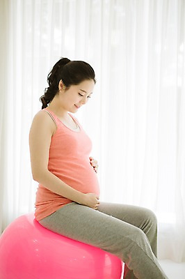 포토 JPG 스튜디오촬영 여자 엄마 휴식 실내 사랑 한명 미소 앉기 상반신 옆모습 30대 운동 희망 임산부 한국인 짐볼 준비 설레임 감싸기 성인여자만 성인여자한명만 장년여자한명만 국내포토 1 감정 뷰포인트 컨셉 가족 모션 표정 건강 사람 동양인 내부 장년 임신 여자만 여자한명만 장년여자만 성인만 파일형식