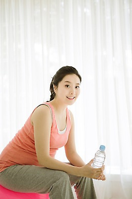 포토 JPG 스튜디오촬영 여자 엄마 휴식 실내 한명 미소 들기 앉기 상반신 옆모습 30대 희망 임산부 한국인 짐볼 물통 준비 설레임 성인여자만 성인여자한명만 장년여자한명만 국내포토 1 감정 뷰포인트 컨셉 가족 모션 표정 사람 동양인 내부 장년 임신 여자만 여자한명만 장년여자만 성인만 파일형식