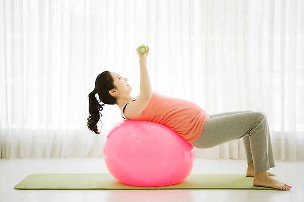 포토 JPG 스튜디오촬영 전신 여자 엄마 실내 한명 들기 옆모습 30대 눕기 운동 희망 임산부 아령 한국인 짐볼 준비 설레임 성인여자만 성인여자한명만 장년여자한명만 국내포토 1 감정 뷰포인트 가족 모션 건강 사람 동양인 내부 장년 임신 여자만 여자한명만 장년여자만 성인만 파일형식