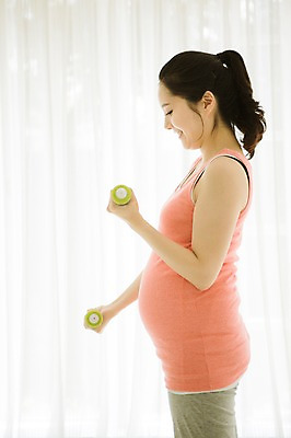 포토 JPG 스튜디오촬영 여자 엄마 실내 한명 서기 미소 들기 상반신 옆모습 30대 운동 희망 임산부 아령 한국인 준비 설레임 성인여자만 성인여자한명만 장년여자한명만 국내포토 1 감정 뷰포인트 가족 모션 표정 건강 사람 동양인 내부 장년 임신 여자만 여자한명만 장년여자만 성인만 파일형식