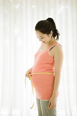 포토 JPG 스튜디오촬영 여자 엄마 실내 줄자 한명 서기 들기 상반신 옆모습 30대 희망 임산부 한국인 측정 준비 설레임 성인여자만 성인여자한명만 장년여자한명만 국내포토 1 감정 뷰포인트 가족 모션 자 사람 동양인 내부 장년 임신 여자만 여자한명만 장년여자만 성인만 파일형식