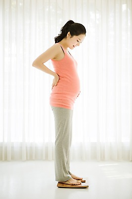 포토 JPG 스튜디오촬영 전신 여자 엄마 실내 한명 서기 옆모습 30대 희망 임산부 한국인 몸무게 측정 준비 설레임 성인여자만 성인여자한명만 장년여자한명만 국내포토 1 감정 뷰포인트 가족 모션 사람 동양인 내부 장년 임신 여자만 여자한명만 장년여자만 성인만 파일형식