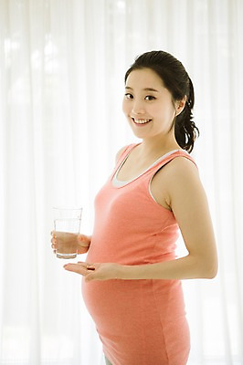 포토 JPG 스튜디오촬영 여자 엄마 실내 건강 한명 서기 미소 들기 상반신 옆모습 30대 희망 임산부 한국인 준비 설레임 성인여자만 성인여자한명만 장년여자한명만 철분제 국내포토 1 감정 뷰포인트 가족 모션 표정 사람 동양인 내부 장년 약 임신 여자만 여자한명만 장년여자만 성인만 파일형식