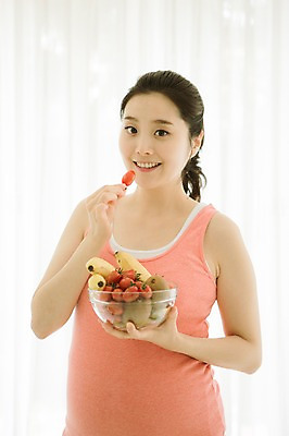 포토 JPG 스튜디오촬영 여자 과일 엄마 실내 건강 한명 서기 미소 들기 상반신 앞모습 30대 희망 임산부 한국인 준비 설레임 성인여자만 성인여자한명만 장년여자한명만 국내포토 1 감정 뷰포인트 가족 모션 표정 사람 동양인 내부 장년 임신 여자만 여자한명만 장년여자만 성인만 파일형식