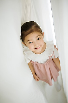 포토 JPG 스튜디오촬영 전신 여자 딸 어린이 실내 한명 서기 앞모습 한국인 커튼 즐거움 천진난만 소녀만 소녀한명만 국내포토 1 감정 뷰포인트 컨셉 가족 모션 사람 동양인 내부 여자만 여자한명만 어린이만 파일형식