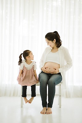 포토 JPG 스튜디오촬영 전신 여자 행복 어린이 가족 모녀 실내 사랑 미소 앉기 성인 두명 앞모습 30대 희망 다정 임산부 한국인 설레임 소통 여자만 국내포토 딸 감정 뷰포인트 컨셉 관계 모션 엄마 표정 사람 동양인 내부 장년 임신 파일형식