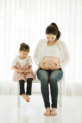 포토 JPG 스튜디오촬영 전신 여자 어린이 가족 모녀 실내 사랑 앉기 성인 두명 앞모습 30대 희망 다정 임산부 한국인 설레임 소통 여자만 국내포토 딸 감정 뷰포인트 컨셉 관계 모션 엄마 사람 동양인 내부 장년 임신 파일형식